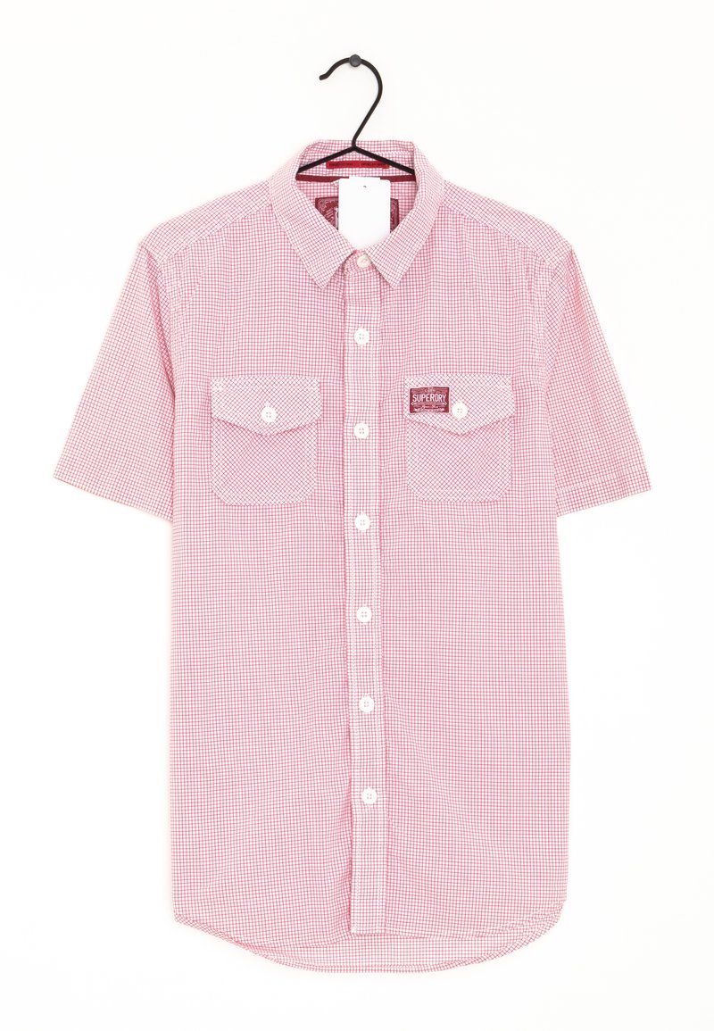 Camisa de cuadros rojos de manga corta con cierre de botones en el frente, dos bolsillos en el pecho y una etiqueta de la marca en el bolsillo izquierdo. Fabricada en tela de algodón.