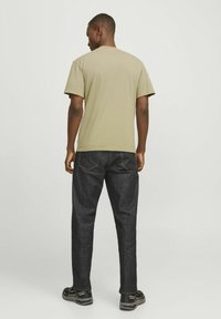 Jack & Jones LOGO RUNDHALSAUSSCHNITT - Print T-shirt - silver sage