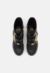 Versace Jeans Couture Šněrovací kotníkové boty - black