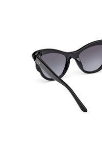 Gafas de sol de gato negro con lentes gradientes grises, montura de plástico brillante y patillas negras finas con un sutil detalle de logo.