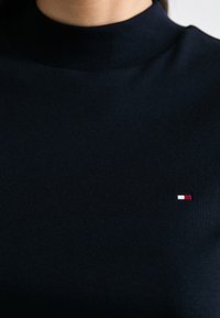 Tommy Hilfiger SLIM CODY CROP MOCK - T-shirt - bas - desert sky