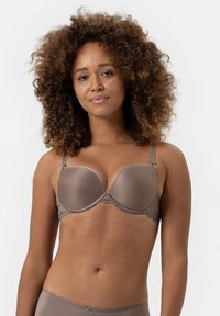 Bra in Braun mit Polsterung und Spitze, ausgestattet mit verstellbaren Trägern und einer glatten, glänzenden Oberfläche. Das Design umfasst ein dekoratives Schleifchen.