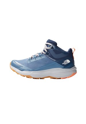 Scarpe da trail running alte di colore azzurro e navy. Presentano una tomaia in mesh traspirante, una soletta ammortizzata e una suola in gomma testurizzata.