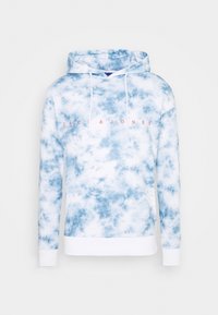 Bluza z kapturem w niebiesko-białym wzorze tie-dye, z przednią kieszenią, białymi mankietami i czerwonym logo "JACK & JONES" na klatce piersiowej.