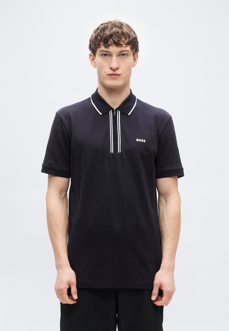 Μαύρο πόλο πουκάμισο με φερμουάρ στη λαιμόκοψη, με λευκές ρίγες στον γιακά και μικρό λευκό λογότυπο "BOSS" στο στήθος. Κοντά μανίκια, βαμβακερό υλικό.