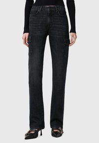Pantalones cargo de denim negro con diseño de pierna recta, que cuentan con bolsillos laterales y un acabado limpio. La textura es suave con un ligero desvanecido.