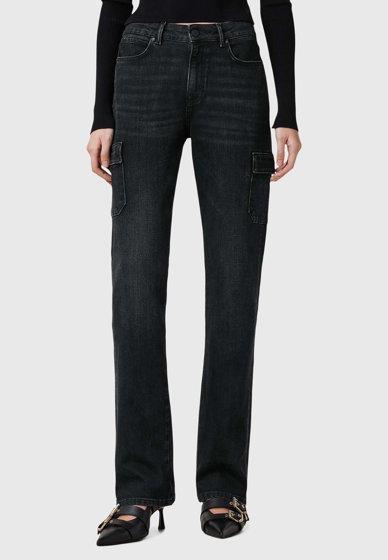 Pantalones cargo de denim negro con diseño de pierna recta, que cuentan con bolsillos laterales y un acabado limpio. La textura es suave con un ligero desvanecido.