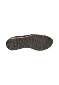 Bruine schoen met een geprofileerde zwarte rubberen zool met horizontale ribbels en een cirkelvormig logo. Het materiaal lijkt duurzaam en ondersteunend.