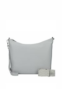 Borsa a spalla in pelle grigia con una texture a buccia di pesca. Dotata di chiusura a zip e di una tracolla regolabile con motivo. Dimensioni e forma sono informali e pratiche.