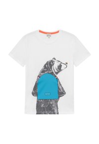 Bílý bavln�ěný tričko s grafikou černého medvěda, modrou kapsou se červenými a bílými pruhovanými akcenty a oranžovým detailem na výstřihu.