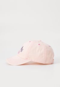 Boné de basebol rosa em algodão com gráficos bordados na parte da frente, aba curvada e ilhós de ventilação nas laterais.