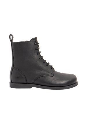 Bota negra de cuero para el tobillo con cordones, suela plana y pestaña para tirar en la parte trasera, mostrada de perfil contra un fondo blanco.