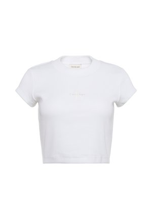Tricou alb scurt, cropped, cu mâneci scurte și textură nervurată. Are un decolteu rotund și un logo discret "Calvin Klein" în culoare deschisă pe partea din față.