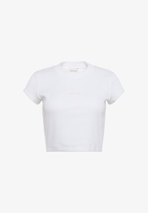 Tricou alb scurt, cropped, cu mâneci scurte și textură nervurată. Are un decolteu rotund și un logo discret "Calvin Klein" în culoare deschisă pe partea din față.