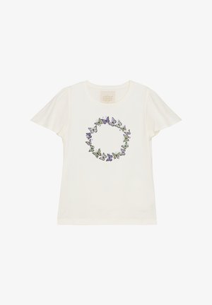 Witte t-shirt met korte mouwen, versierd met een bloemenontwerp met paarse en groene vlinders, gerangschikt in een circulair patroon. Zachte stof textuur.