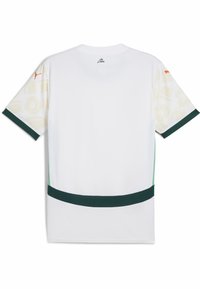 Bijela sportska majica s zelenim akcentima na ovratniku i rubu. Rukavi imaju svijetli uzorak u bež boji. Puma logo je na desnom ramenu.