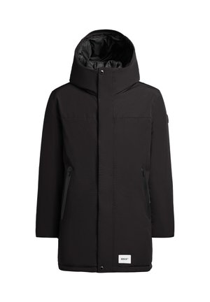 Melns polsterēts mētelis ar augstu apkakli un lielu kapuci. Iekļauj divas kabatas ar rāvējslēdzēju sānos un logotipa uzšuvumu tuvumā apakšmalai. Gluda tekstūra.