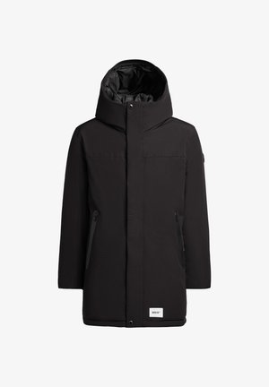 Fekete párnázott dzseki magas gallérral és nagy kapucnival. Két cipzáros oldalsó zseb található rajta, valamint egy logófolt a szegély közelében. Simább textúrájú.