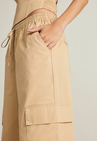 Next WIDE LEG - Cargobukser - camel natural