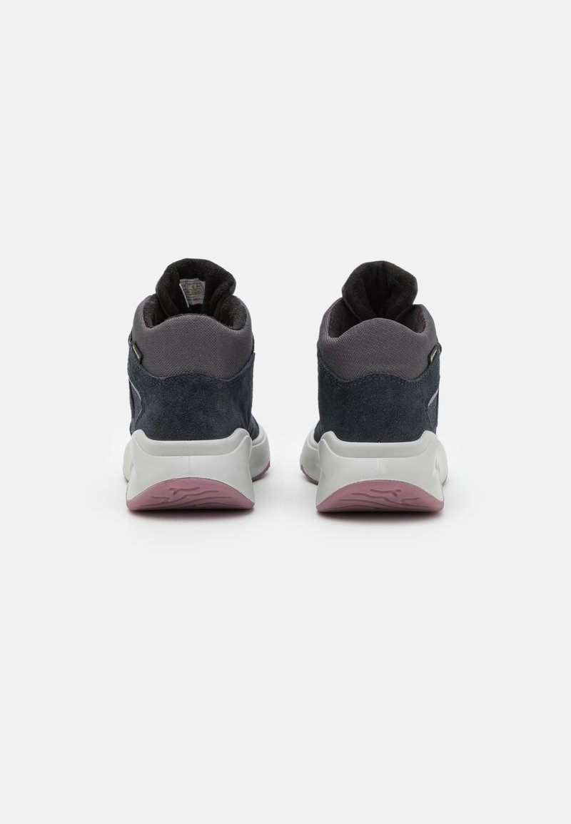 Ansicht von hinten auf Sneakers mit dunkelblauem Wildledermaterial, grauem Stoffkragen und weißer Sohle mit pinken Akzenten. Flaches, abgerundetes Fersen-Design.