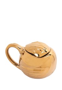 Teiera in ceramica dorata con corpo arrotondato, manico prominente e superficie liscia. Presenta un coperchio decorativo e sottili righe orizzontali.