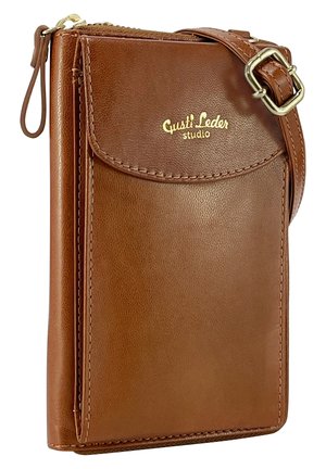 Portefeuille en cuir marron avec une texture lisse, logo doré, design vertical et une sangle détachable pour le transport. Fermeture zippée et poche à rabat.