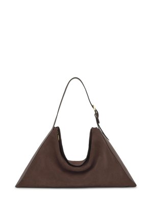 Brązowa trójkątna skórzana torebka z pojedynczym cienkim paskiem i złotym elementem sprzączki na białym tle.