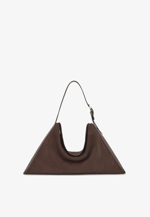 Borsa a mano triangolare in pelle marrone con una singola tracolla sottile e dettaglio della fibbia dorata su sfondo bianco.
