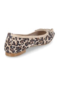 Leopardprint platte schoen van zacht suede met een ronde neus, decoratieve strik en een lage tan rubberen zool. Zijaanzicht toont het gedetailleerde patroon.