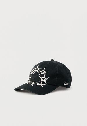 Gorra de béisbol negra con diseños de ojos en forma de estrella blanca formando un círculo en el frente y el número "22" bordado en el lateral.