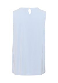 Gaiši zilas bez piedurknēm virsotne ar atslēgas caurumu aizmugurē un pogu aizdari. Gluda auduma, brīva piegriezuma un tīriem malu malumiem.