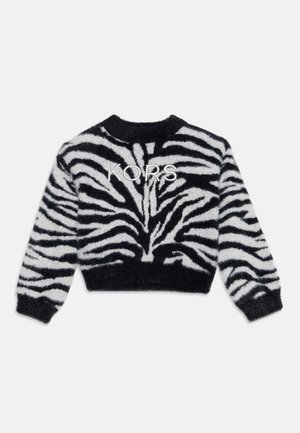 Sort-hvid zebra-stribet fuzzy sweater med lange ærmer og ordet KORS broderet på tværs af brystet.