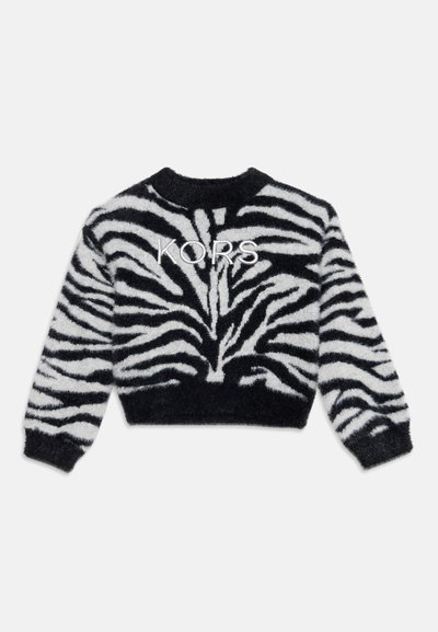 Pull duveteux à rayures zèbre noir et blanc avec manches longues et le mot KORS brodé sur la poitrine.