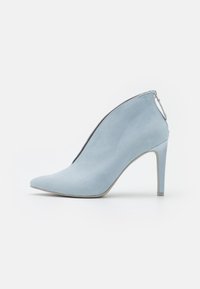 Bottines en daim bleu clair, à bout pointu, avec fermeture éclair à l'arrière et talon aiguille élancé.