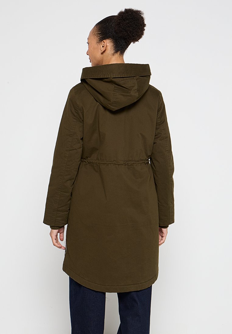 Olijfgroene gewatteerde jas met opstaande kraag, trekkoord in de taille, lange mouwen en een afgeronde zoom. Heeft een gladde textuur en een minimalistisch ontwerp.