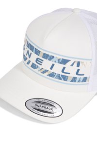 Valge snapback-suus, millel on võrkmaterjalist tagaosa, sinine graafiline ribakujundus, tekstuurne muster ja metallist logo detail esiküljel.