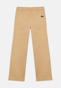 Kaki bikses ar elastīgu jostasvietu, taisna piegriezuma dizainu, divām aizmugurējām kabatām un Calvin Klein logo etiķeti.