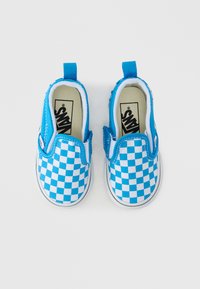 Μπλε και λευκά παπούτσια τύπου slip-on με καρώ σχέδιο, ύφασμα στην επάνω πλευρά, ελαστικές πλευρικές λ επτομέρειες και λευκές λαστιχένιες σόλες. Ορατές ετικέτες στις εσωτερικές σόλες.