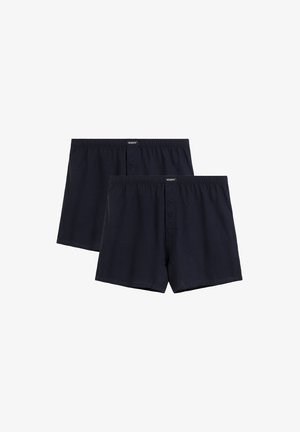 Dwie pary czarnych męskich bokserek z rozporkiem na guziki i elastycznym paskiem w pasie, oznaczone napisem "Atlantic" na białym tle.