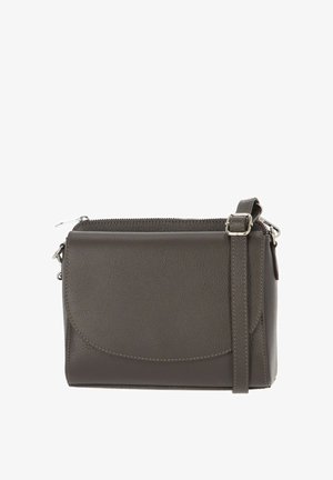 Ciemnobrązowa skórzana torba crossbody z przednią kieszenią na klapę, zamknięciem na zamek i regulowanym paskiem z srebrną klamrą.