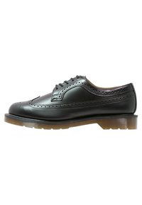 Scarpe oxford in pelle nera con design a punta di ala, dettagli brogue, punta rotonda e suola in gomma marrone testurizzata. Chiusura con lacci.