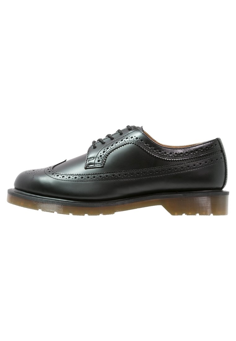 Scarpe oxford in pelle nera con design a punta di ala, dettagli brogue, punta rotonda e suola in gomma marrone testurizzata. Chiusura con lacci.