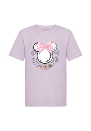 Fioletowa koszulka z grafiką twarzy niedźwiedzia z różową wstążką w kratkę, otoczona kwiatowymi wzorami w odcieniach fioletu i żółci. Krótkie rękawy, materiał bawełniany.