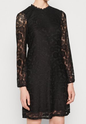 Schwarzes Spitzenkleid mit langen Ärmeln, geschwungenem Ausschnitt und Blumenmustern, das einen taillierten Oberteil und einen ausgestellten Saum hat.