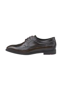 Brauner Brogue-Lederschuh mit perforierten Details, vorne Schnürung, spitzer Zehenpartie und schlanker schwarzer Gummisohle. Sauberes, poliertes Finish.