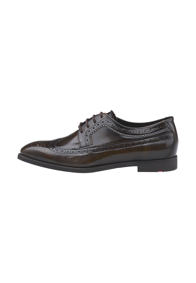 Brauner Brogue-Lederschuh mit perforierten Details, vorne Schnürung, spitzer Zehenpartie und schlanker schwarzer Gummisohle. Sauberes, poliertes Finish.