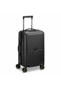 Zwarte harde koffer met een uitschuifbare handgreep, vier multidirectionele wielen en een gestructureerde afwerking. Voorzien van een ritsluiting.