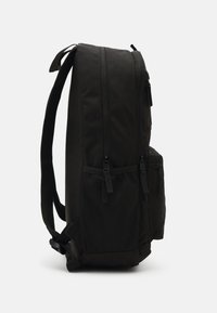 Schwarzer Rucksack mit zwei Hauptfächern mit Reißverschluss, seitlichen Netzfächern, gepolsterten Trägern und einer glatten Stoffoberfläche.