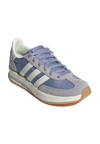 Scarpa sportiva azzurro chiaro con tomaia in suede e rete, dotata di tre strisce bianche, colletto testurizzato e suola in gomma naturale.