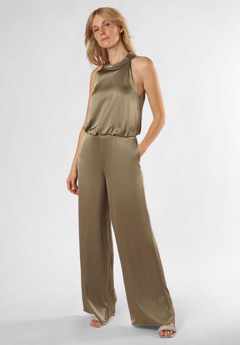 Khaki jumpsuit in een gladde, satijnachtige stof. Voorzien van een gedrapeerde halslijn, mouwloos ontwerp en wijde pijpen.